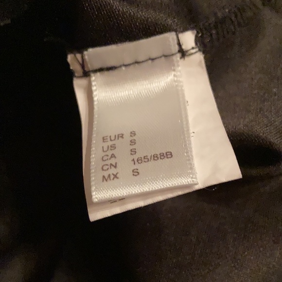 Black Romper Scalloped Edge Sleeveless Shorts Jumpsuit Semi Formal Size Small - Picture 6 of 8